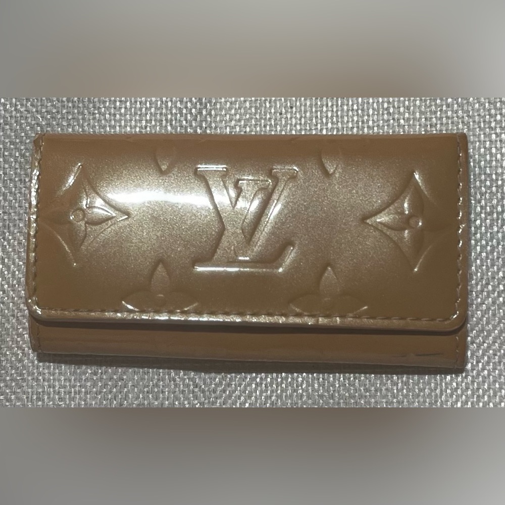 Louis Vuitton Monogram Vernis Multicles 4 ring key holder in beige / gold.
